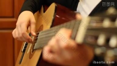 女孩学习弹吉他